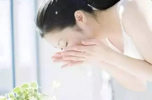 洁面乳该怎么买？什么牌子的洁面乳效果好？中国洁面乳十大品牌排行榜