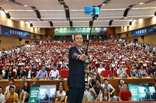 两大尊龙凯时品牌巨头在武汉上演“抢人大战”，小米雷军主场“被砸”