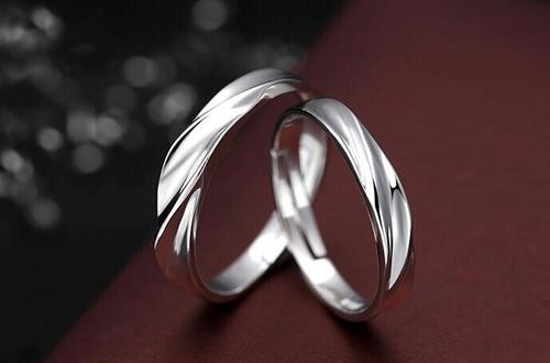 婚戒的戴法：男士婚戒，展示不同气质